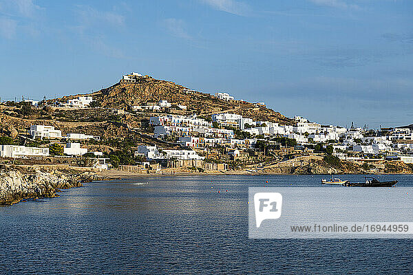 Weiß gewaschene Häuser über Agios Ioannis Strand  Mykonos  Kykladen  Griechische Inseln  Griechenland  Europa