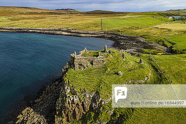 Luftaufnahme von Duntulm Castle  Isle of Skye  Innere Hebriden  Schottland  Vereinigtes Königreich  Europa
