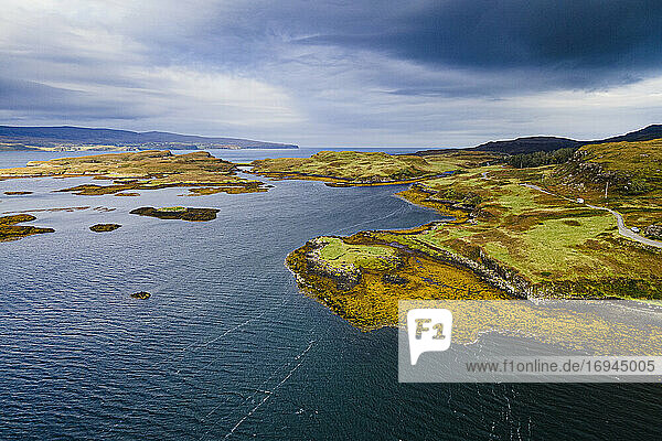 Luftaufnahme von Loch Dunvegan  Isle of Skye  Innere Hebriden  Schottland  Vereinigtes Königreich  Europa