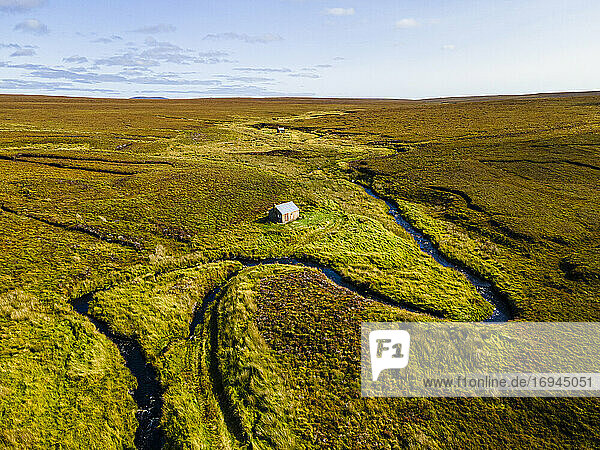 Luftaufnahme einer kleinen Hütte im Moorland auf der Isle of Lewis  Äußere Hebriden  Schottland  Vereinigtes Königreich  Europa