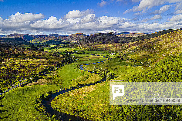 Luftaufnahme der schönen Landschaft um Dalnaglar Castle  Glenshee  Perthshire  Schottland  Vereinigtes Königreich  Europa