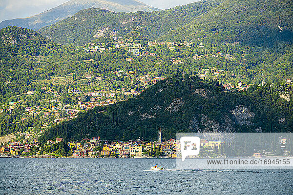 Varenna und Dörfer auf Hügeln vom Fährschiff aus gesehen  Comer See  Provinz Lecco  Lombardei  Italienische Seen  Italien  Europa