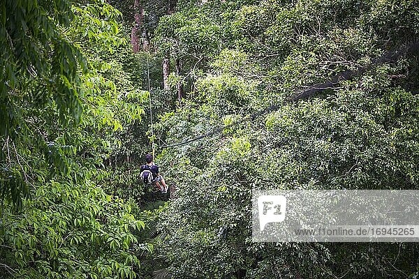 Seilrutschen im Amazonas-Dschungel von Peru bei einem Abenteuer- und Adrenalin-Urlaub in Südamerika