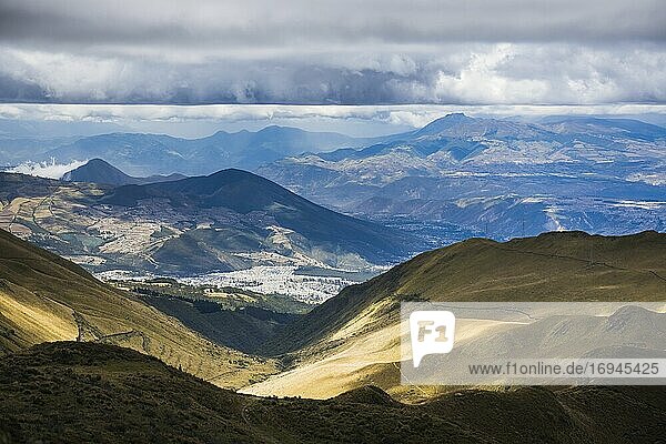 Nördlich von Quito  vom Vulkan Pichincha aus gesehen  Quito  Ecuador  Südamerika