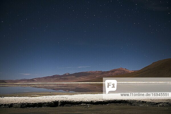 Sterne über den nächtlichen Salzwiesen von Chalviri (auch bekannt als Salar de Chalviri)  Altiplano in Bolivien
