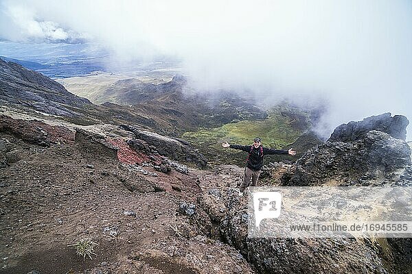 Bergsteiger auf dem Gipfel des Vulkans Ruminahui  Nationalpark Cotopaxi  Straße der Vulkane  Ecuador