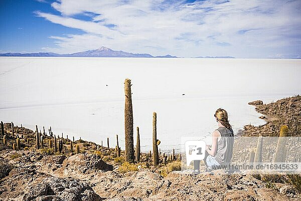 Tourist auf der mit Kakteen bewachsenen Fischinsel (Isla Incahuasi oder Inka Wasi)  Uyuni Salzwüste (Salar de Uyuni)  Uyuni  Bolivien