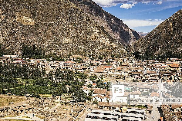 Ollantaytambo mit den Pinkullyuna-Inka-Lagerhäusern in den Bergen darüber  Heiliges Tal der Inkas  in der Nähe von Cusco  Peru