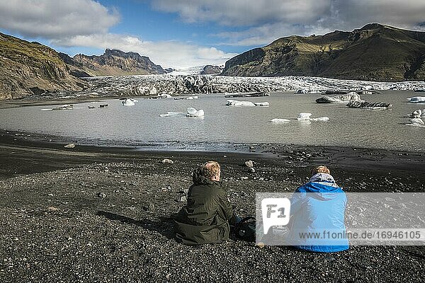 Vater und Sohn beim Mittagessen am Skaftafellsjokull-Gletscher  Skaftafell-Nationalpark  südliche Region von Island (Sudurland)