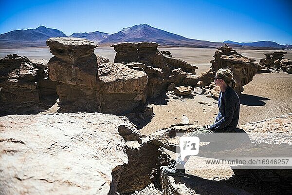 Tourist in der Siloli-Wüste (Teil der Atacama-Wüste) im Altiplano von Bolivien  Nationales Reservat der Andenfauna Eduardo Avaroa