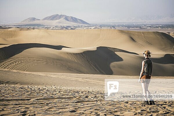 Tourist erkundet Sanddünen in der Wüste von Huacachina  Region Ica  Peru