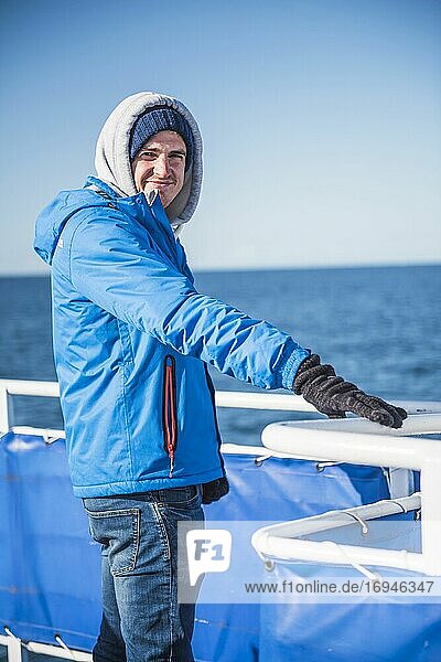 Tourist auf einem Walbeobachtungsboot  Reykjavik  Island