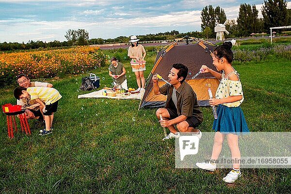 Eine glückliche Familie in der Vorstadt macht ein Picknick