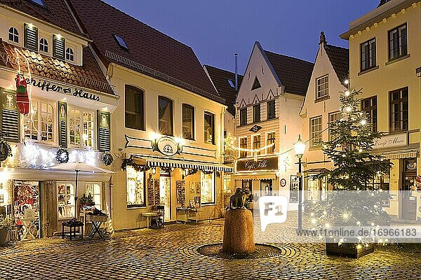 Historische Altstadt  Schnoor oder Schnoorviertel  weihnachtlich beleuchtet am Abend  Bremen  Deutschland  Europa