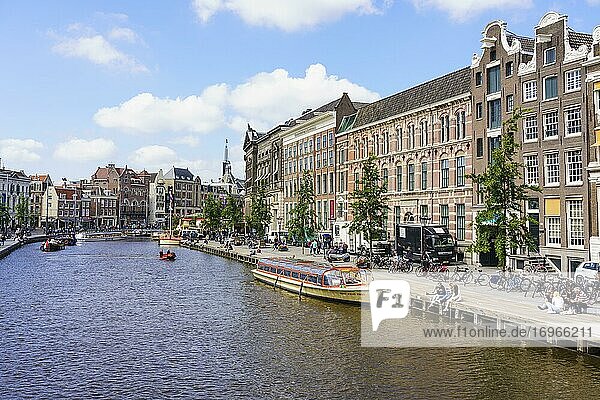 Ausflugsboot auf dem Fluss Amstel  Amsterdam  Niederlande  Europa