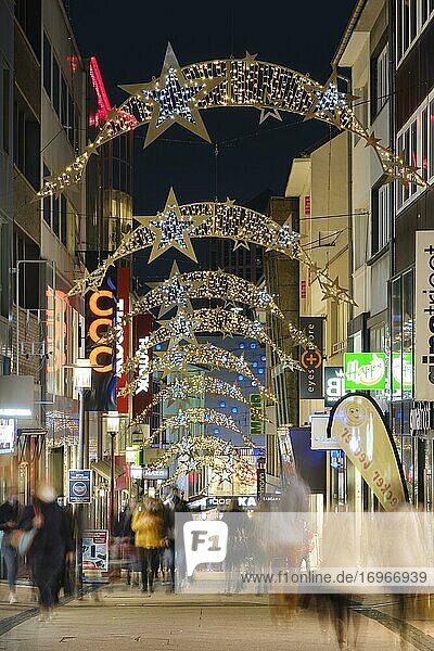 Fußgängerzone Limbecker Straße mit Weihnachtsdekoration  Essen  Ruhrgebiet  Nordrhein-Westfalen  Deutschland  Europa