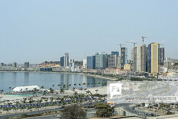 Blick über die Bucht und Uferpromenade Avenida 4 de Fevereiro  Luanda  Angola  Afrika