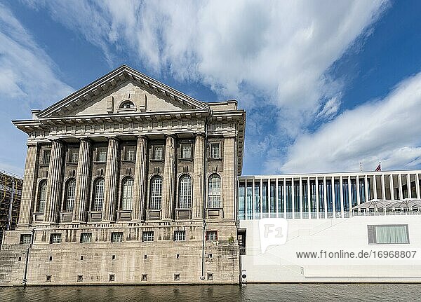 Pergamonmuseum mit James-Simon-Galerie  Museumsinsel  Berlin Mitte  Berlin  Deutschland  Europa