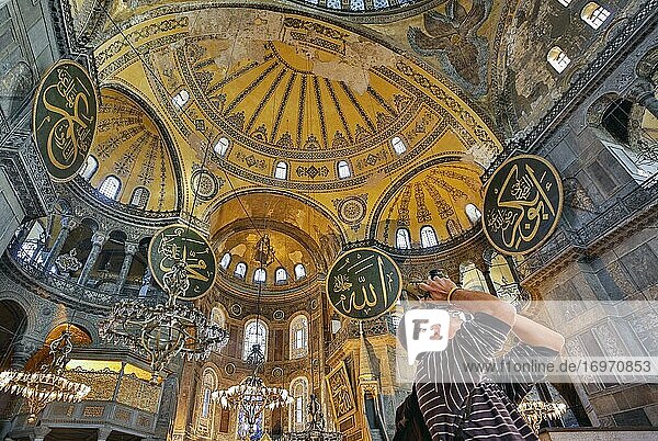 Istanbul  Türkei. Haghia Sophia oder Hagia Sophia oder Ayasofya. Im 6. Jahrhundert als Kirche gebaut  ab 1453 als Moschee genutzt  von 1935 bis 2020 ein Museum und jetzt wieder eine Moschee. Die Hagia Sophia ist Teil der historischen Bereiche von Istanbul  die zum UNESCO-Weltkulturerbe gehören.