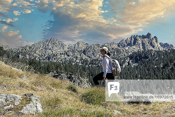 Weibliche spanische Touristin mittleren Alters  die an einem sonnigen Tag in den spanischen Pyrenäen spazieren geht