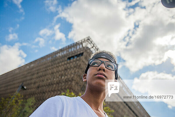 Junger afroamerikanischer Teenager vor dem Smithsonian Museum