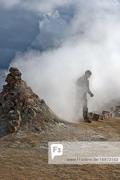 Jugendlicher  der aus vulkanischem Dampf am Myvatn-See auftaucht