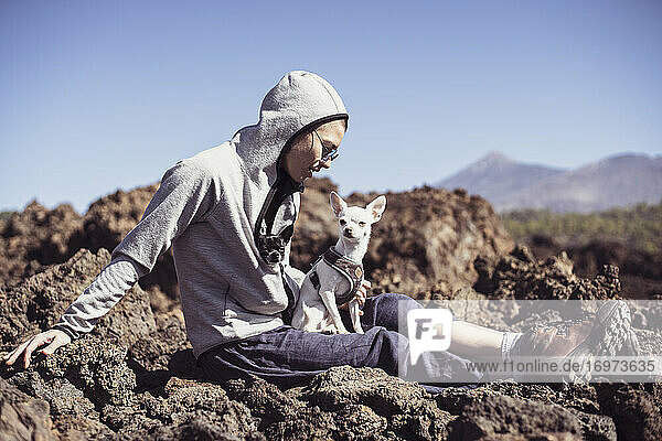 gesunder Wanderer auf Vulkangestein in den Bergen mit Chihuahua-Hunden