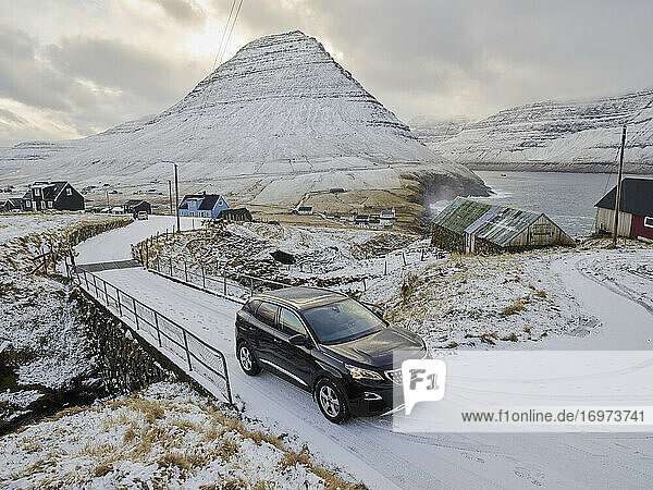 Autofahrt durch das verschneite Vidareidi auf den Färöer Inseln
