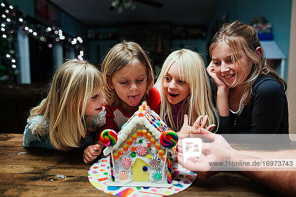 Kinder bauen ein Pfefferkuchenhaus