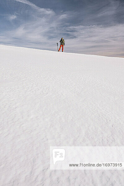 Junger Mann  der ein Foto auf einem Eisschnee gegen bewölkten Himmel macht  Gredos