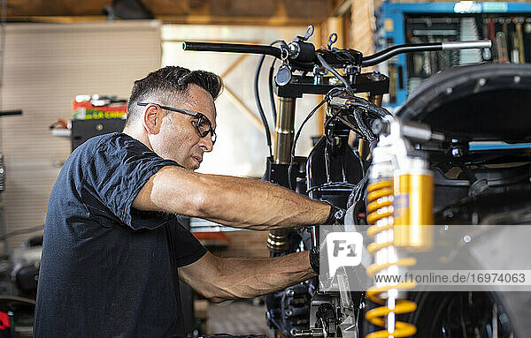 Motorradwerkstatt  in der Reparaturen für Kunden durchgeführt werden