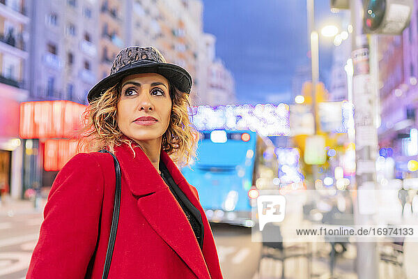 Porträt einer Frau in roter Jacke in der Stadt