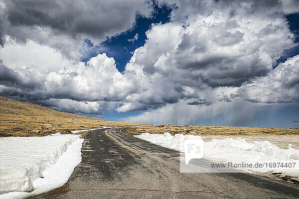 Höchste asphaltierte Straße Nordamerikas  die auf den Mount Evans  Colorado  führt