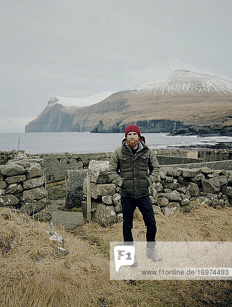 Porträt eines lächelnden männlichen Touristen auf den Färöer Inseln
