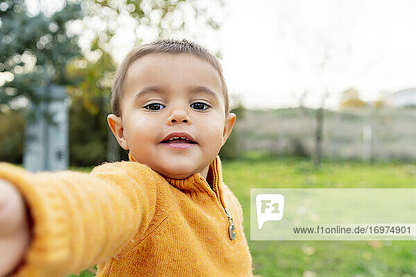 Porträt eines kleinen Jungen mit gelbem Pullover