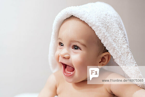 wunderschönes Baby in seinem Handtuch nach einem Bad