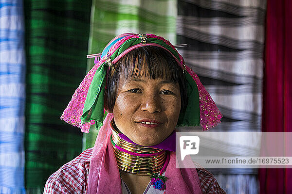 Porträt einer birmanischen Frau vom Stamm der Kayan in einer Textilwerkstatt