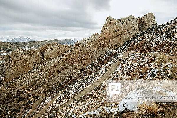 Burr Trail Switchback mit leichtem Schnee. Capital Reef National Park Utah