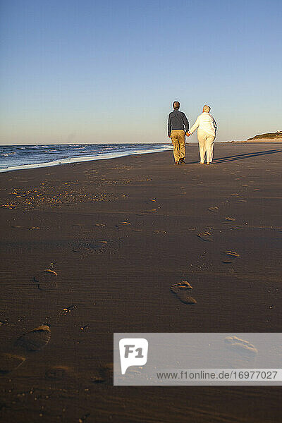 Verheiratetes Paar in den Siebzigern zeigt Zuneigung am Cold Storage Beach auf Cape Cod