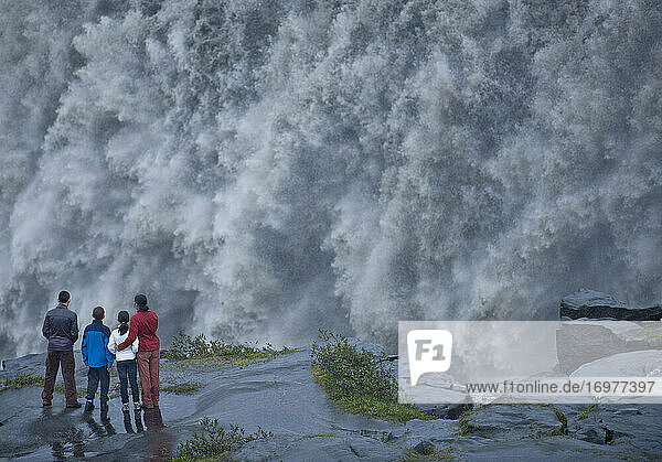 Familie am Rande des mächtigen Wasserfalls Dettifoss