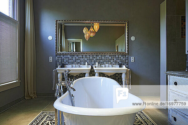 Designerbad mit freistehender Badewanne und schöner Ausstattung