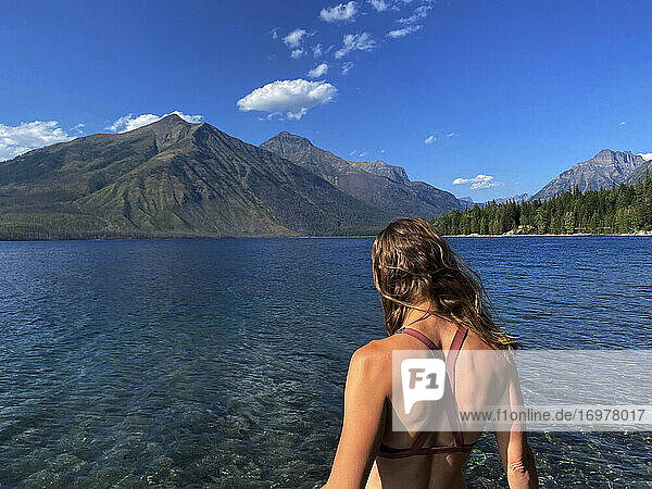 Eine Frau watet im Lake McDonald im Glacier National Park  MT.
