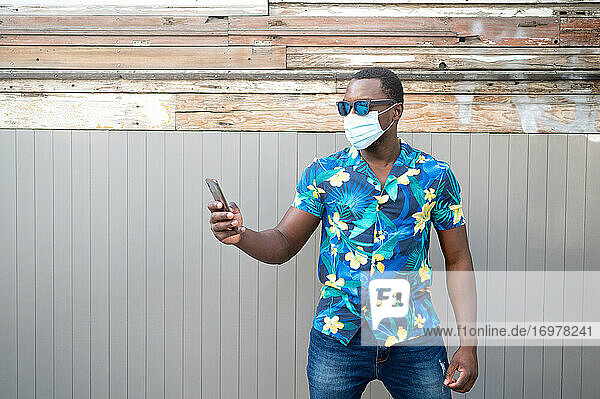 Ein junger schwarzer Mann mit einer Maske in der Covid-19-Pandemiesaison.