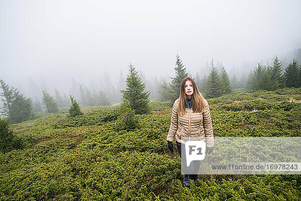 Attraktive junge Frau im Wald