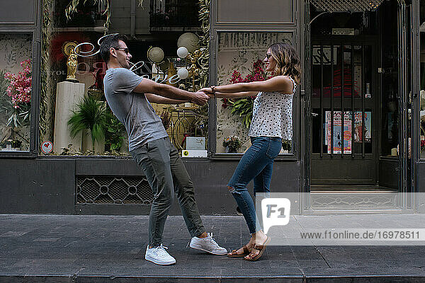 Verliebtes Paar tanzt durch die Straßen der Stadt