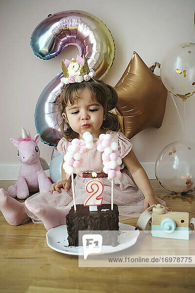 Ein 2-jähriges Mädchen feiert ihren Geburtstag