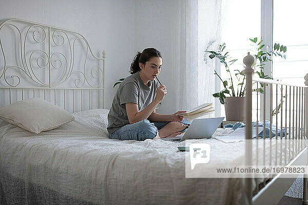 Nachdenklicher Student bei der Vorbereitung auf eine Online-Sitzung