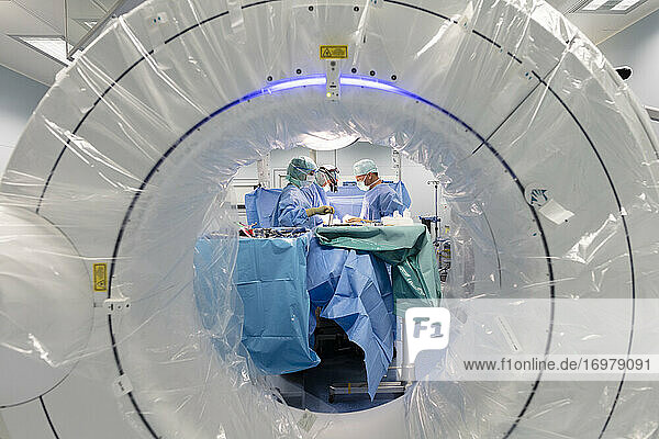 zwei Chirurgen im Operationssaal stehen sich gegenüber