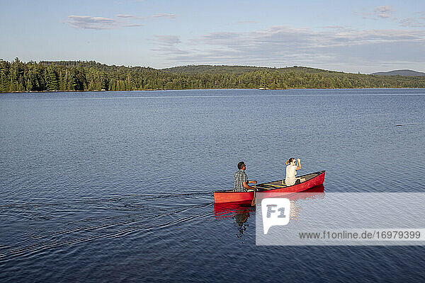 Erhöhte Ansicht von Paar Paddeln roten Kanu auf friedlichen See in Maine