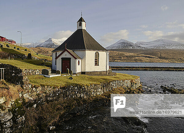 Haldarsvík-Kirche mit dramatischem Licht auf den Färöer Inseln